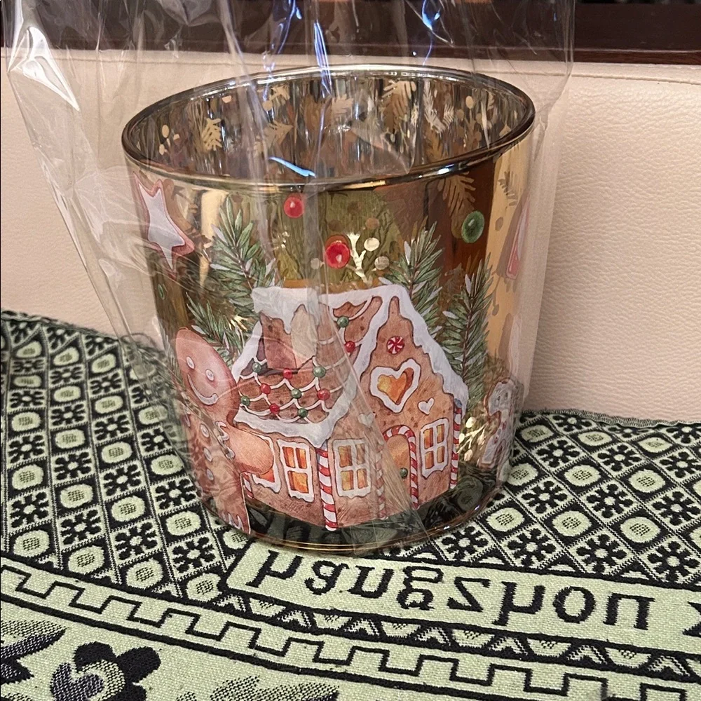 Festive Glass Gingerbread House Cookies Holder